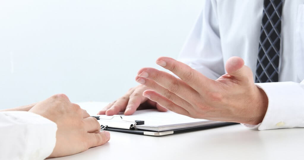 相談している2人