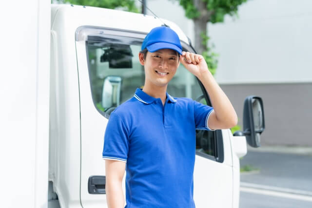 笑顔の男性運転手