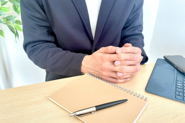 相談を聞く男性