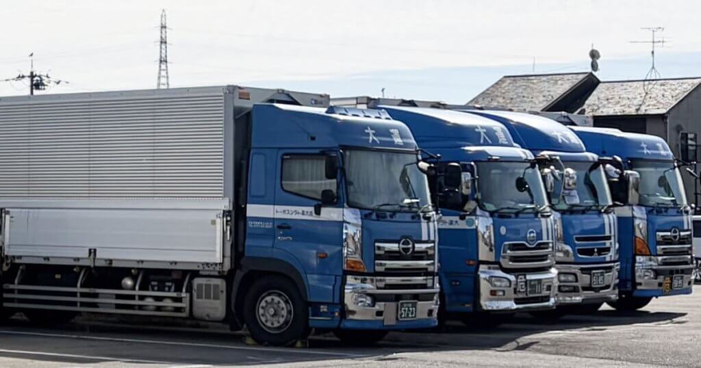 大運トランスポートの並んでいるトラック