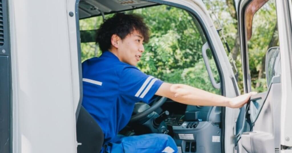 トラックに乗り込む男性運転手